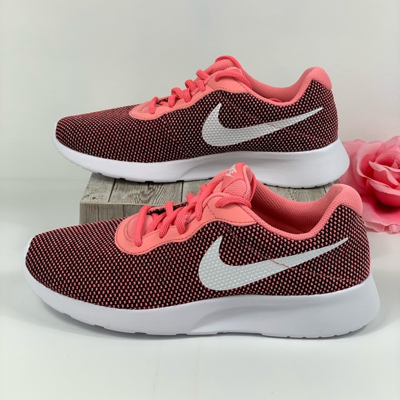 nike tanjun black and pink